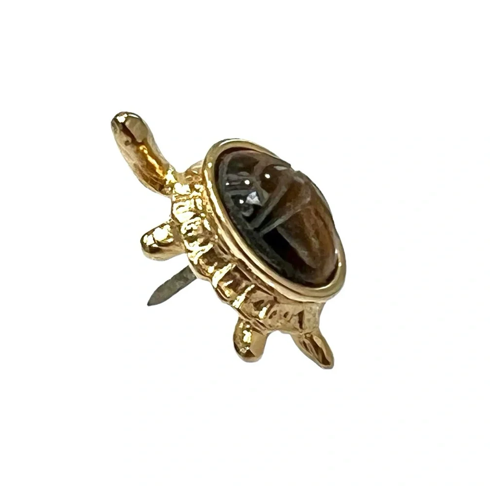 VINTAGE TURTLE LAPEL PIN WITH BROWN CARVED SCARAB DESIGN SHELL
